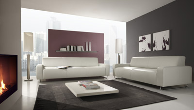 Weißes Sofa mit Metallfüssen.